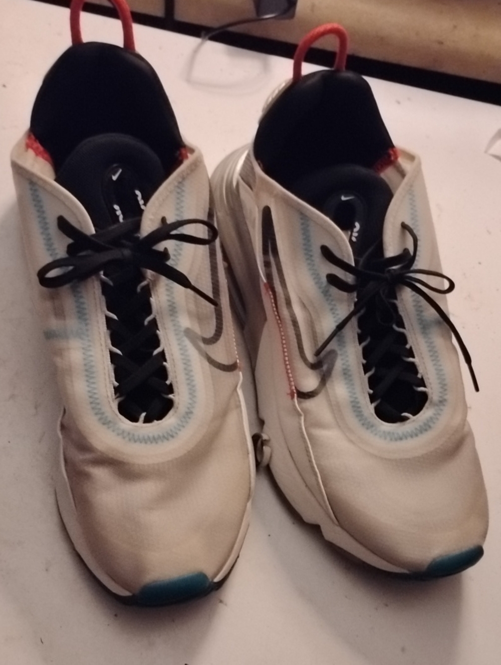 Nike Men’s Cream Pure Platnium Sneakers with Black Laces and Teal Toe